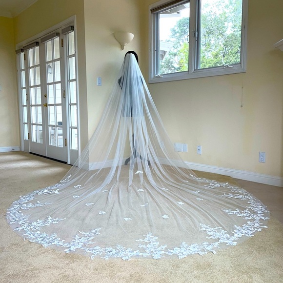 SOLD - Off White Cathedral Veil with Metal Comb - 118 inches - Picture 2 of 7